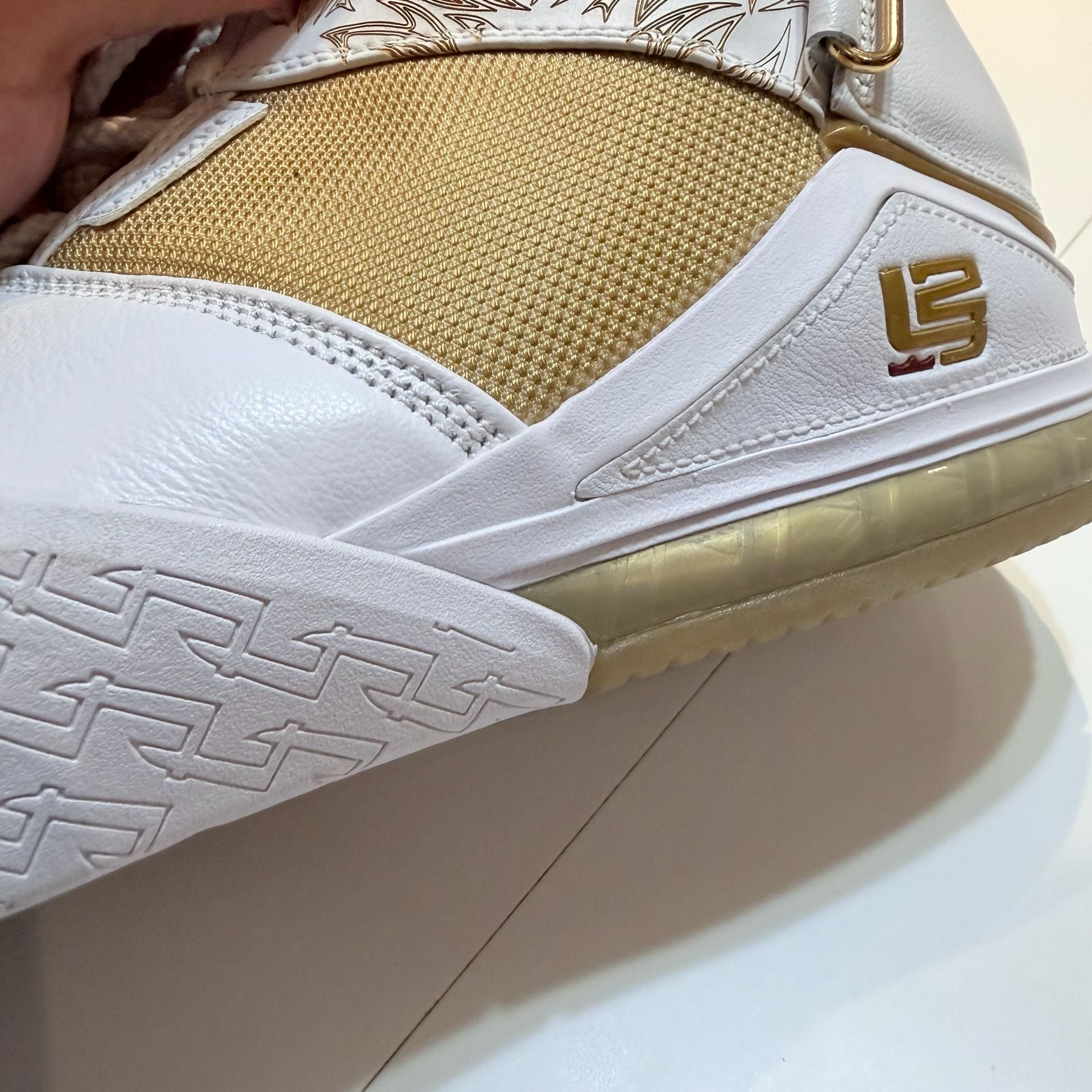 Nike Zoom LeBron 2 Retro Maccabi White Gold DJ4892-100 8