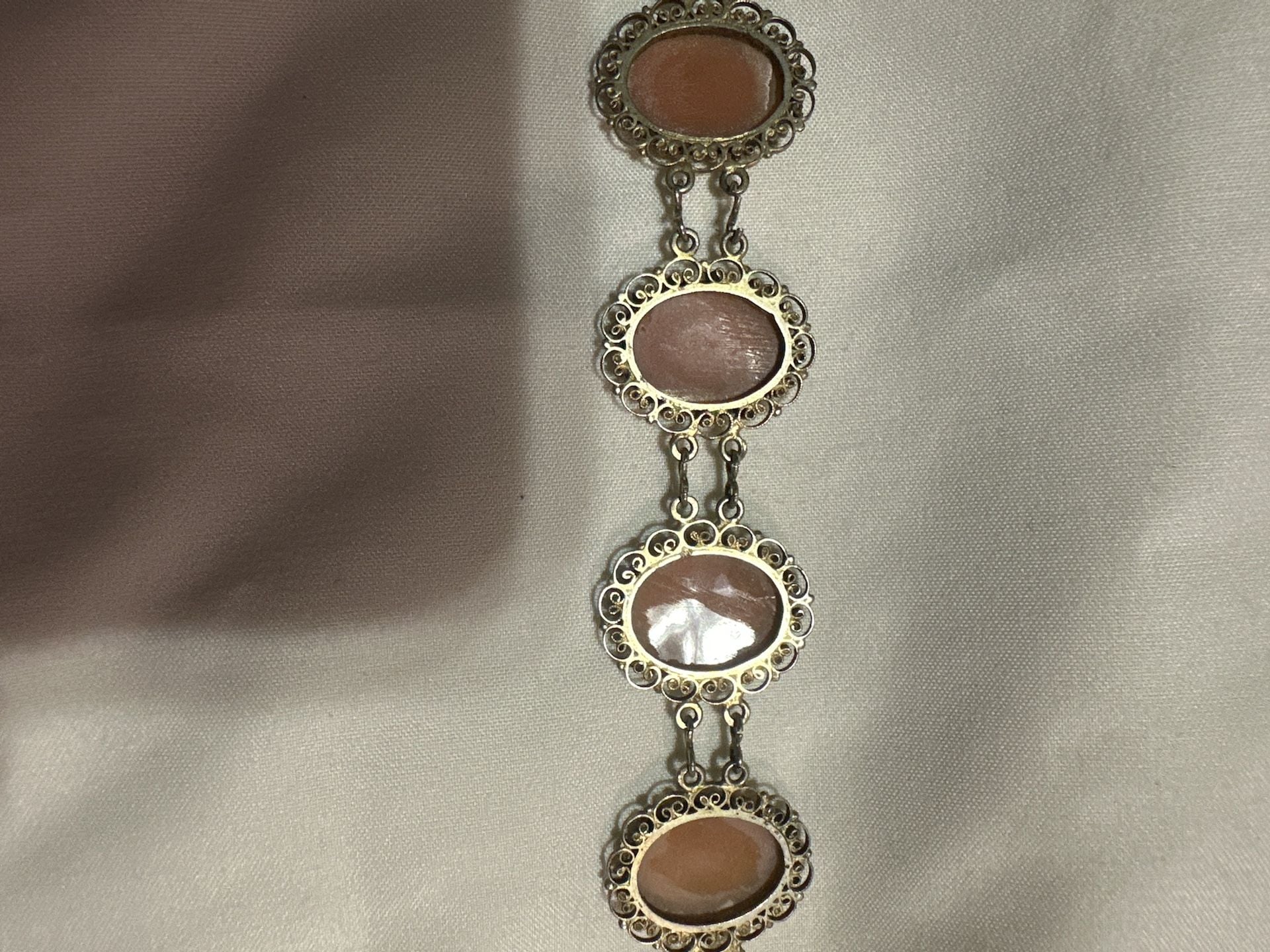 Vintage Hand Carved Shell Cameo Filigree Link Bracelet 8