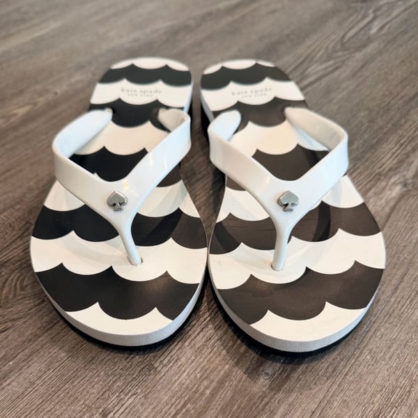 Kate Spade Milli Flip Flops Size 7M Black White Wave Wedge Sandals