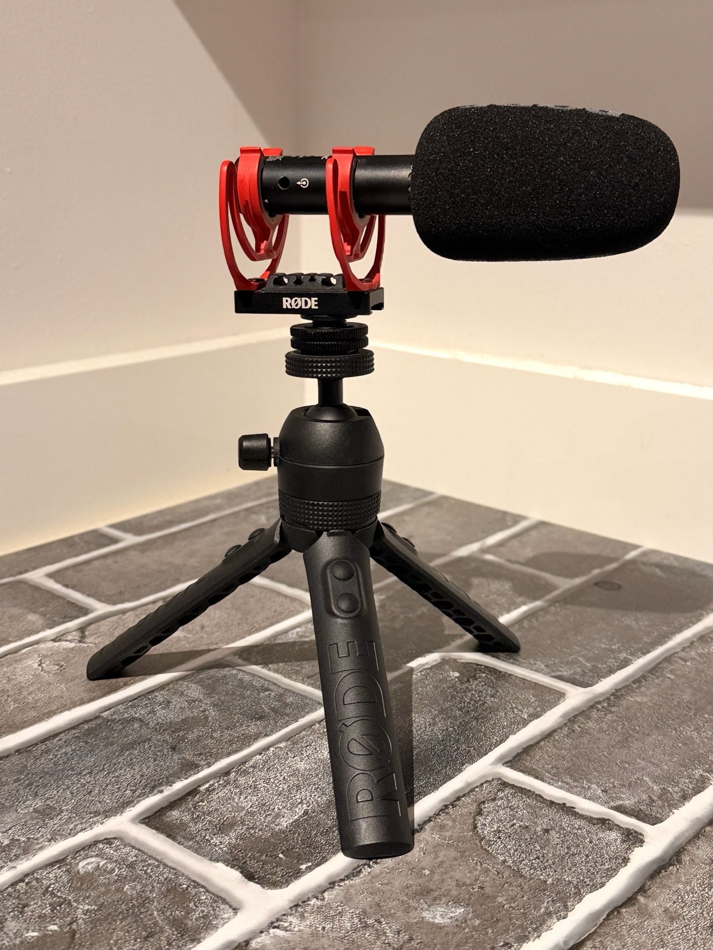 Rode VideoMic GO II Camera-Mount Shotgun Microphone with Tripod 1