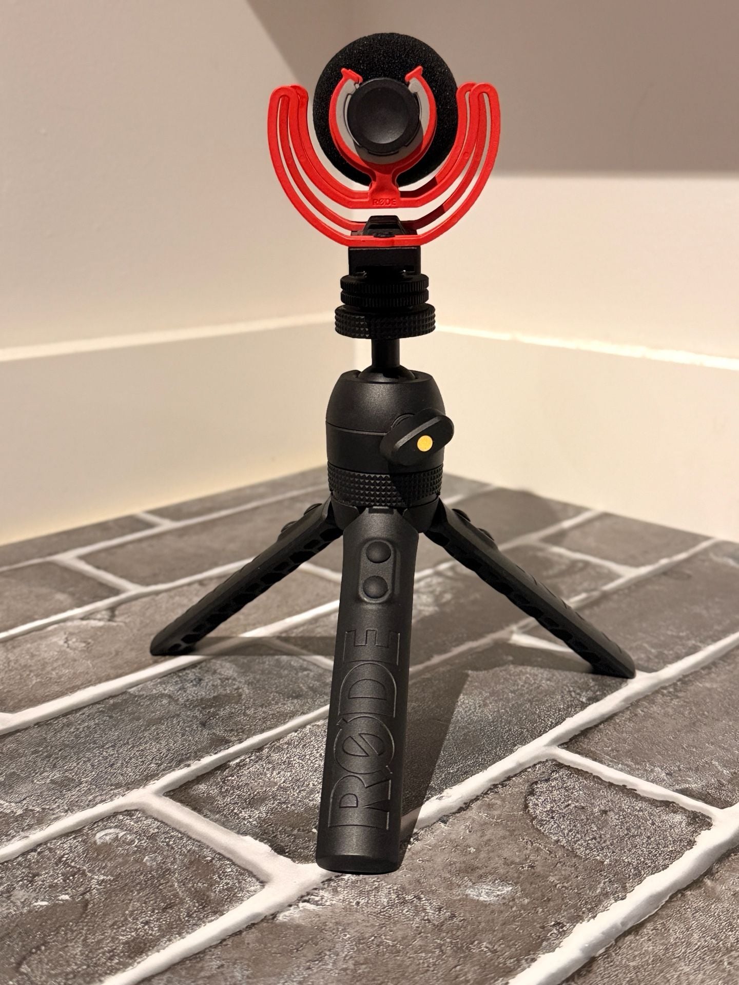 Rode VideoMic GO II Camera-Mount Shotgun Microphone with Tripod 2