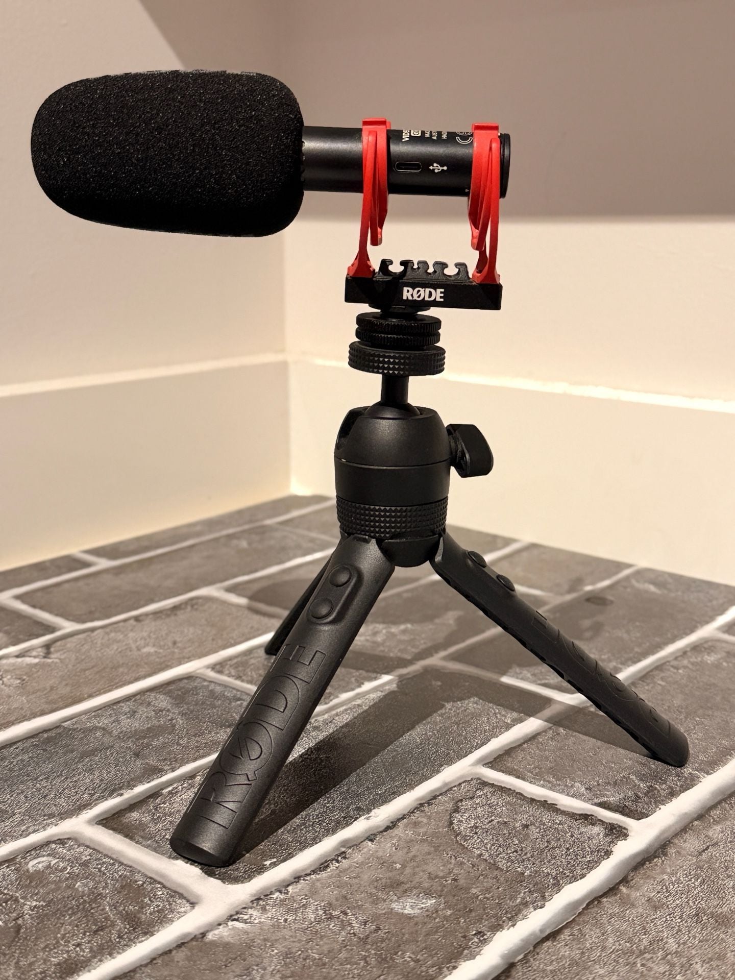 Rode VideoMic GO II Camera-Mount Shotgun Microphone with Tripod 5