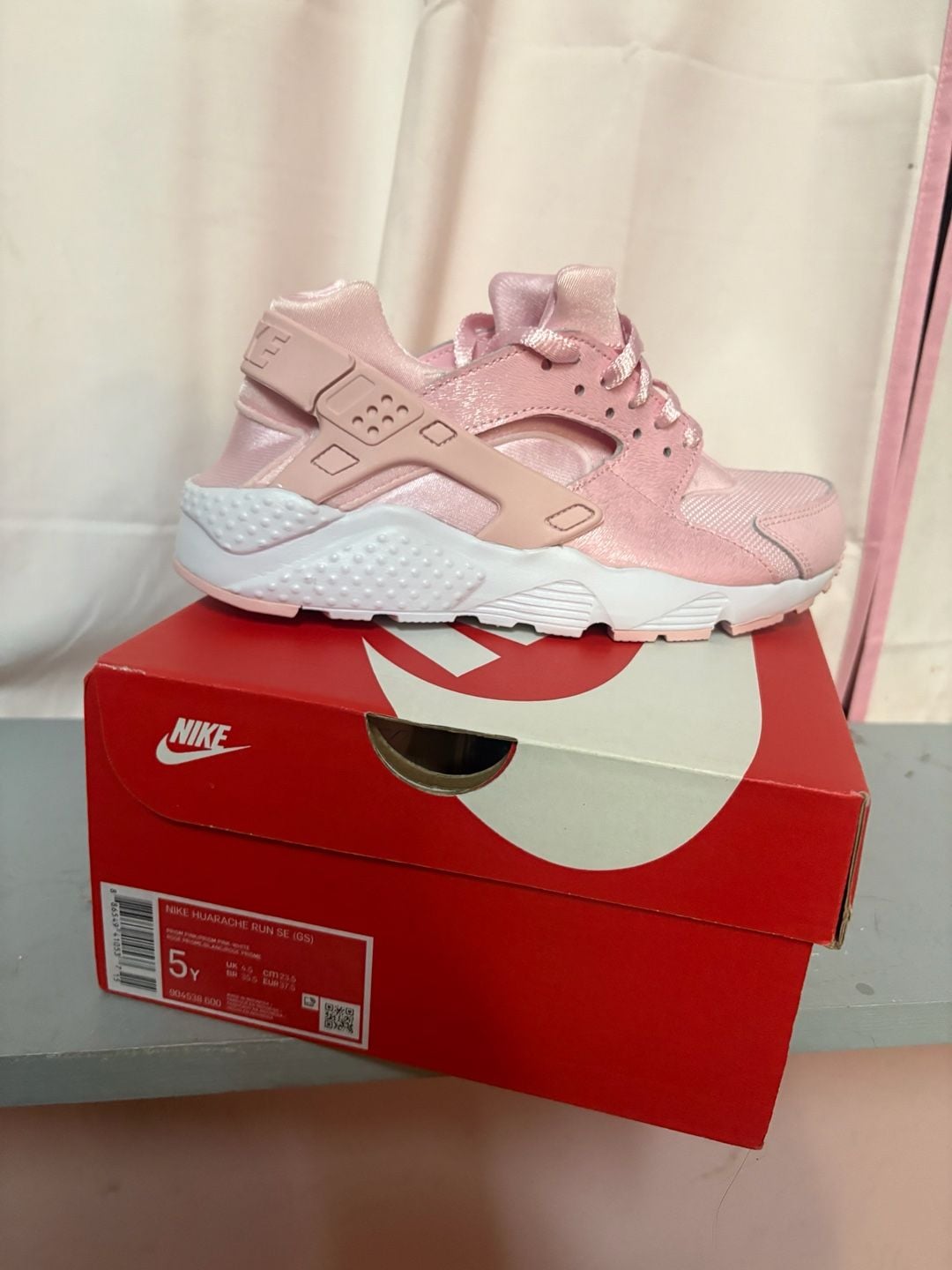 Nike Huarache Run SE Size 5Y Prism Pink White Sneakers 2