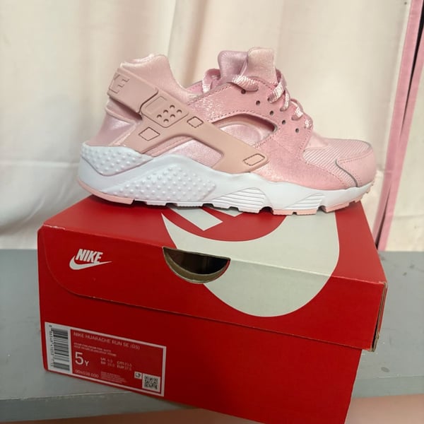 Nike Huarache Run SE Size 5Y Prism Pink White Sneakers