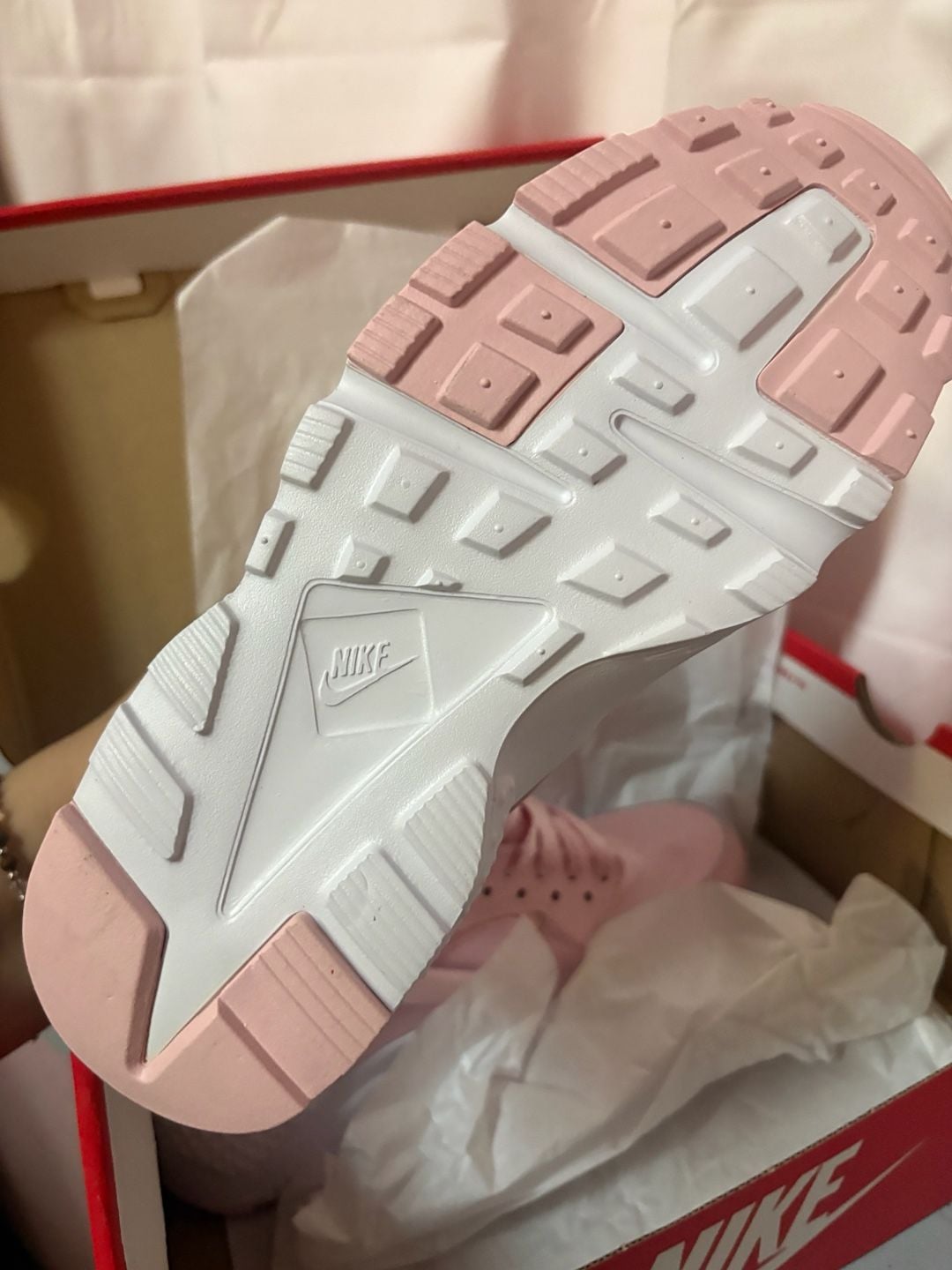 Nike Huarache Run SE Size 5Y Prism Pink White Sneakers 5
