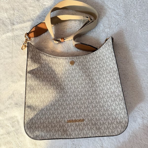 Michael Kors Briley LG Messenger Bag Vanilla Signature Logo