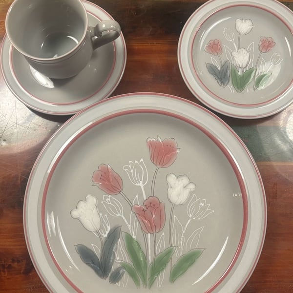 Vtg 4 piece setting for 6 Stoneware Pink Tulip Hand Painted Dinnerware Set Japan