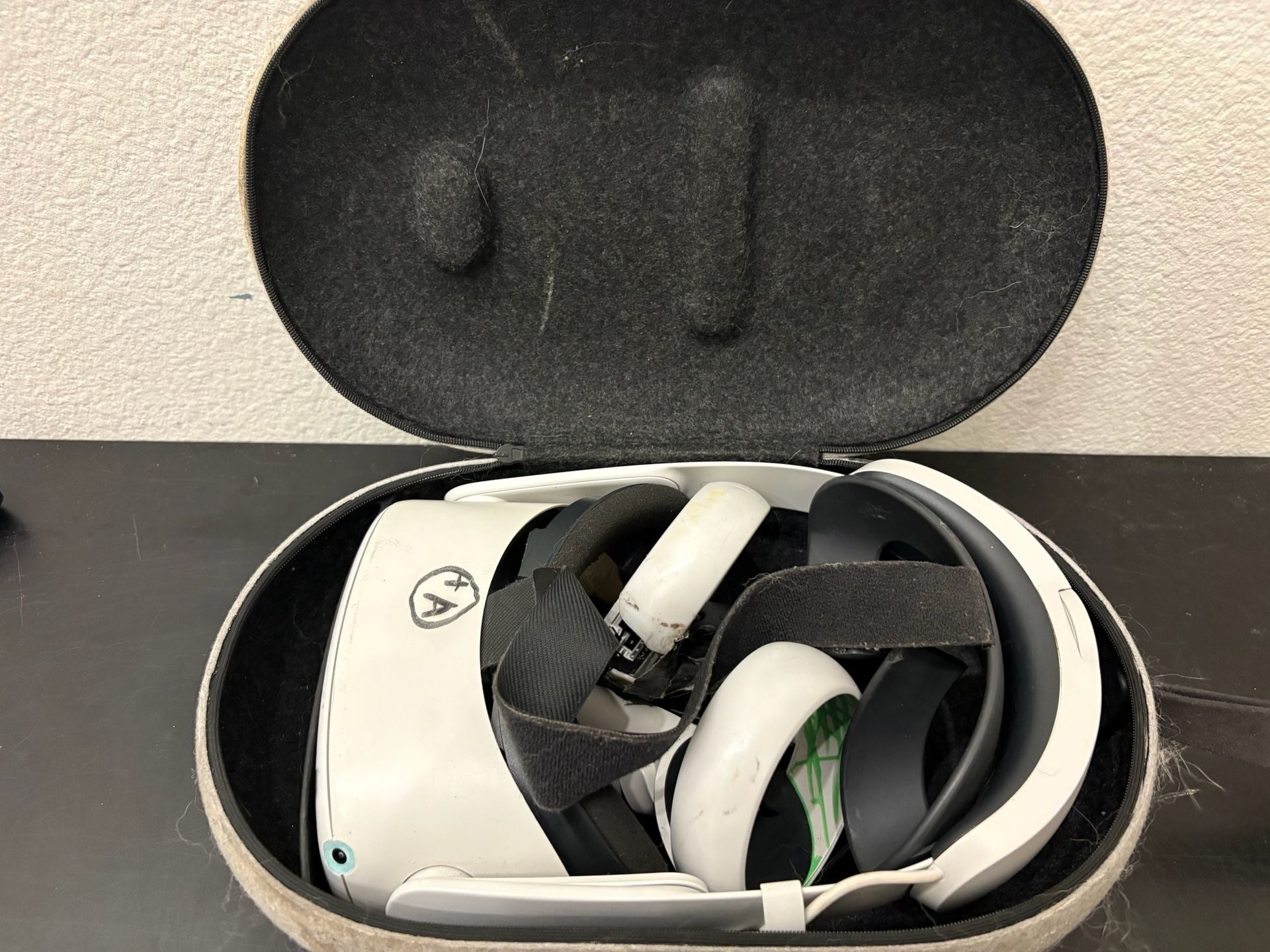 Oculus Quest 2 VR Headset with 2 Controllers & Case Untested For Parts 1