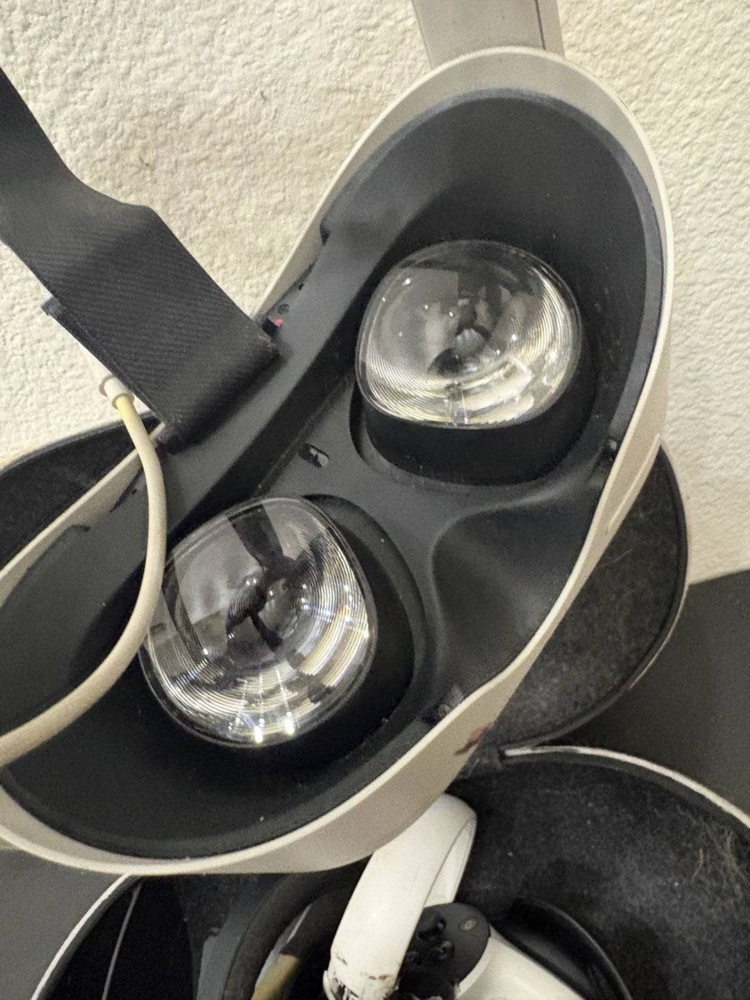 Oculus Quest 2 VR Headset with 2 Controllers & Case Untested For Parts 3