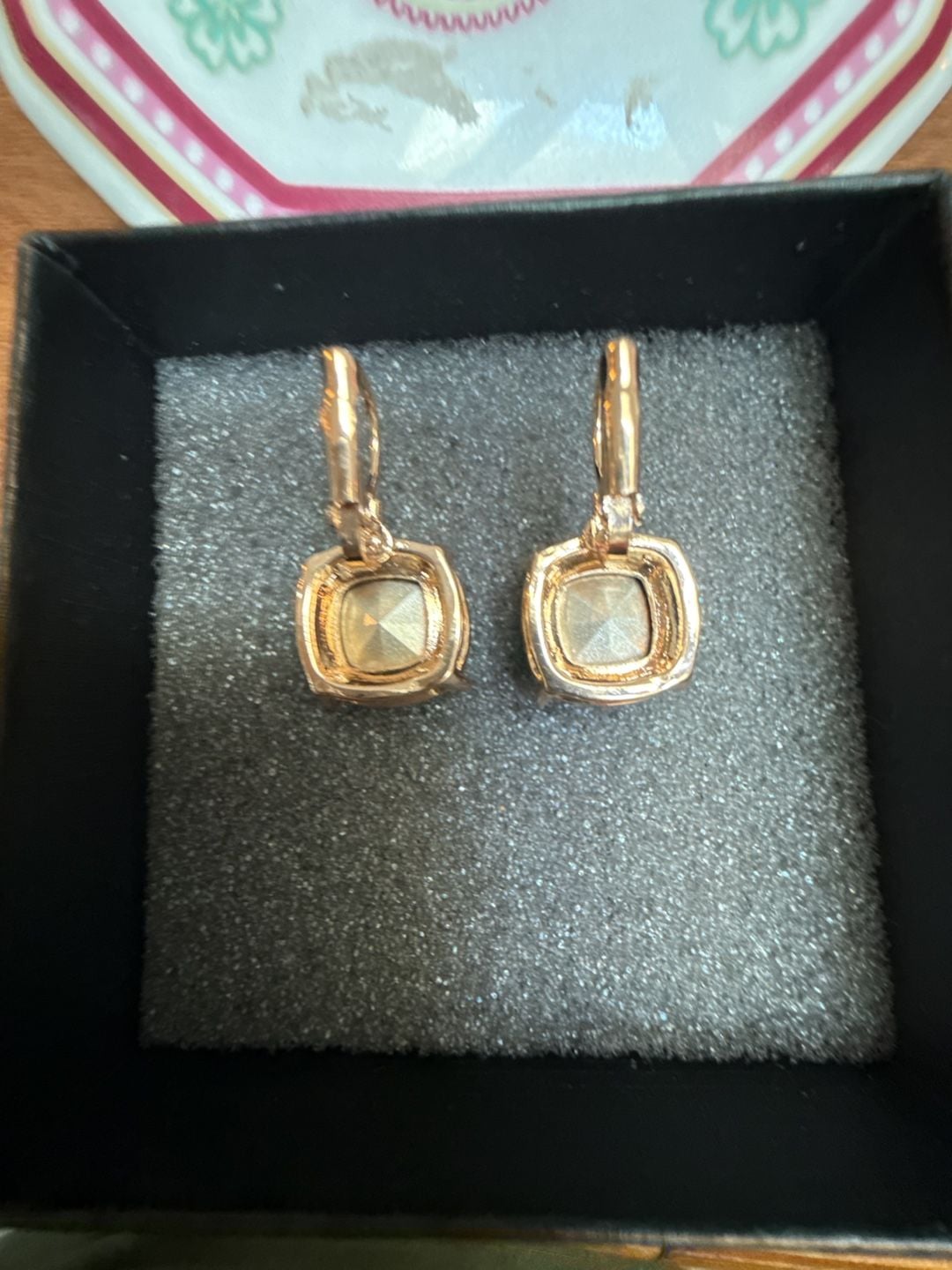 Unbranded Red Crystal Cushion Cut Leverback Earrings Gold Tone 3