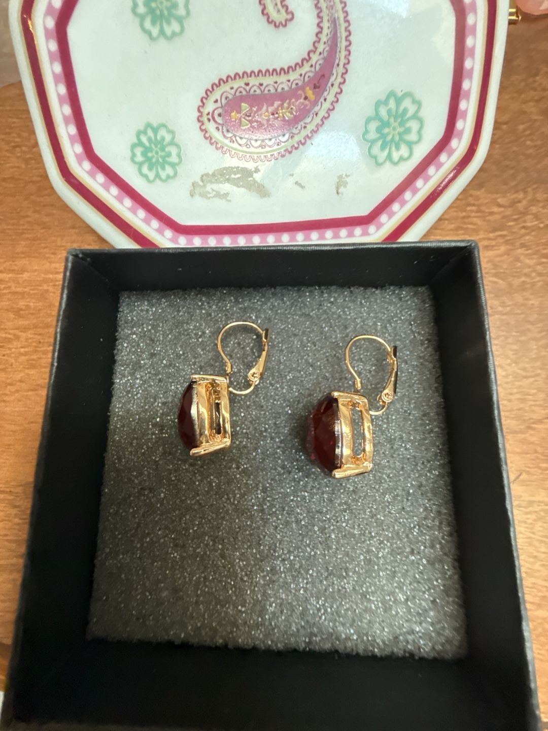 Unbranded Red Crystal Cushion Cut Leverback Earrings Gold Tone 4