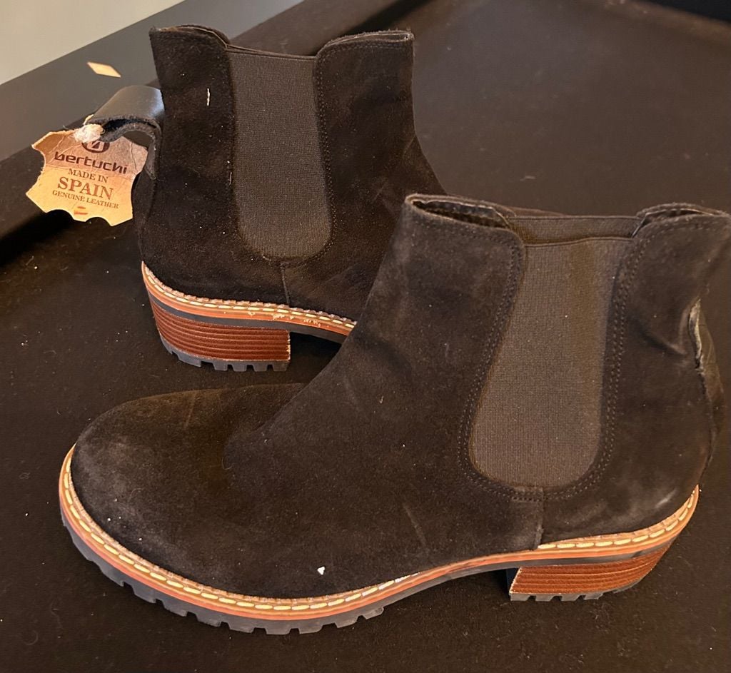Bertuchi Black Suede Chelsea Boots 2