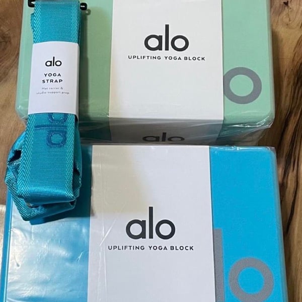 Alo Yoga Uplifting Yoga Blocks And Strap Set
