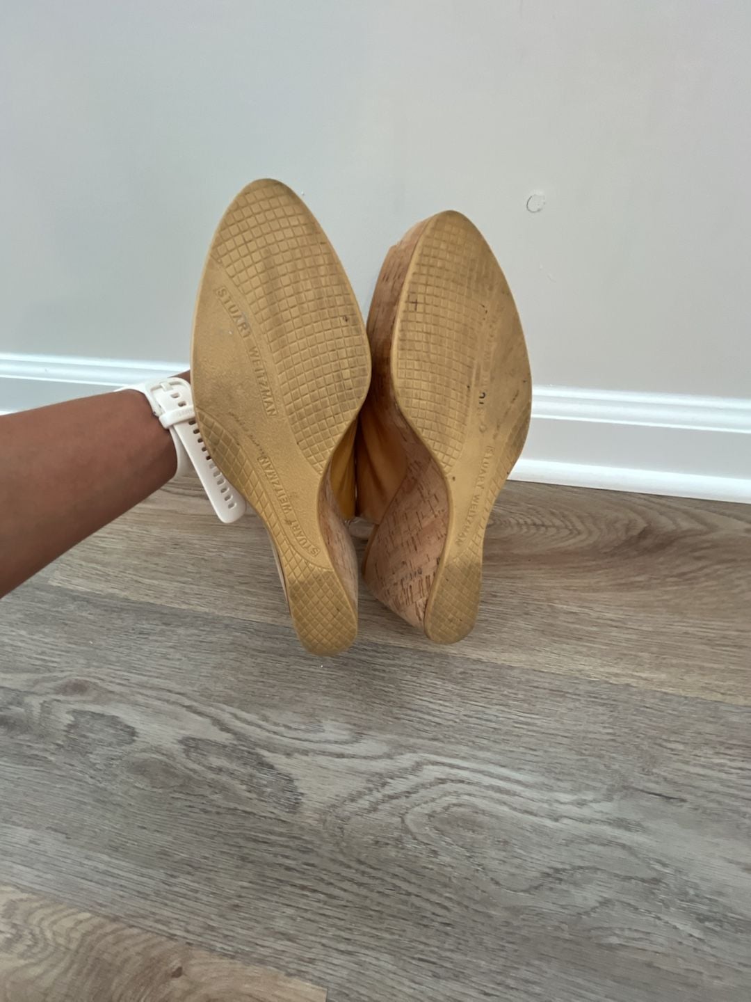 Stuart Weitzman Jean Wedge Sandals Beige Patent Leather Peep Toe Slingback 5