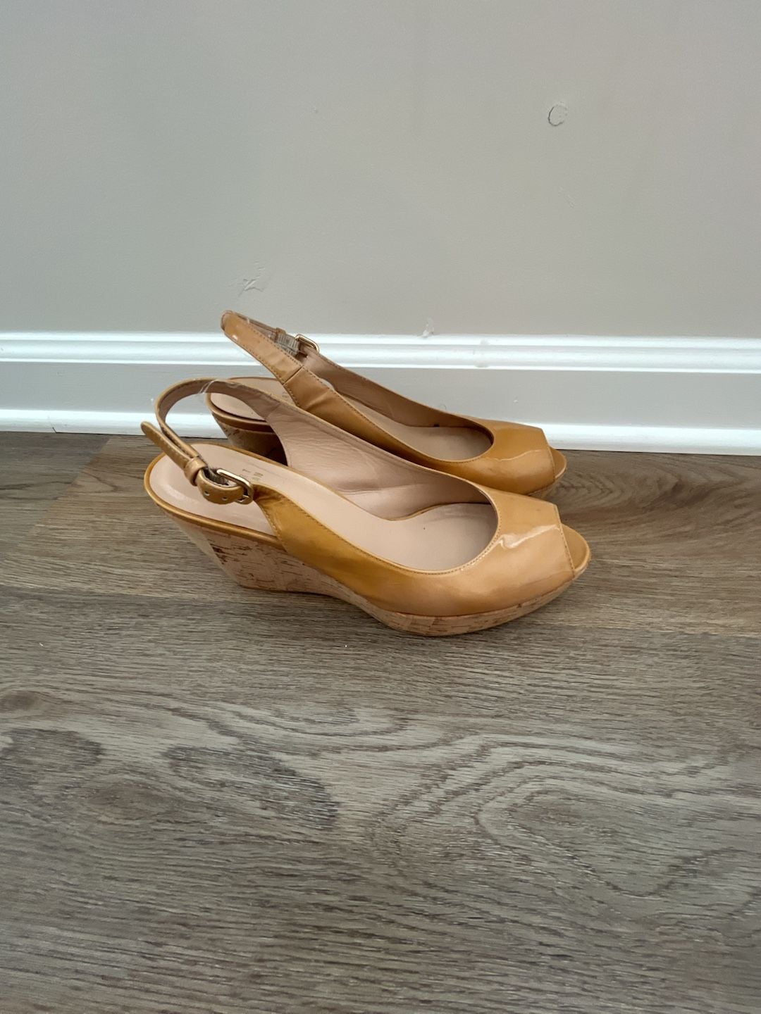 Stuart Weitzman Jean Wedge Sandals Beige Patent Leather Peep Toe Slingback 7