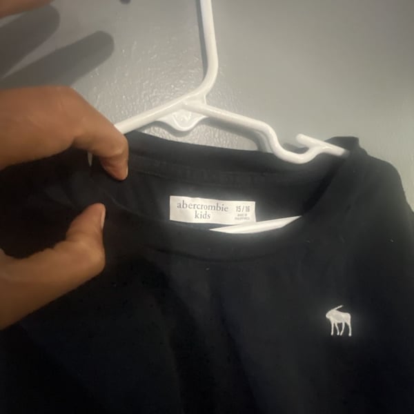 Abercrombie Kids T-Shirt Size 15/16 Black Icon Logo