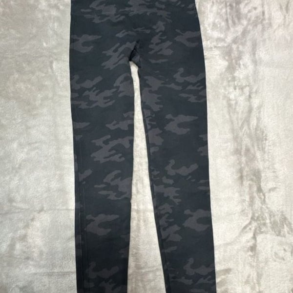 Spanx Look At Me Now Seamless Leggings Size S Black Camo Print