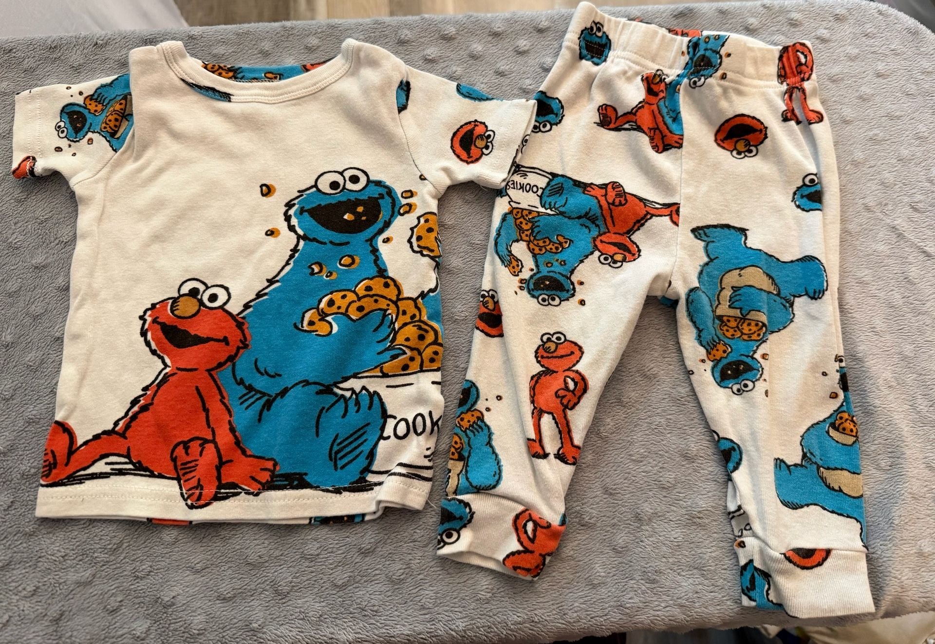 Sesame Street Pajama Set Size 12M Elmo Cookie Monster White 2-Piece 1