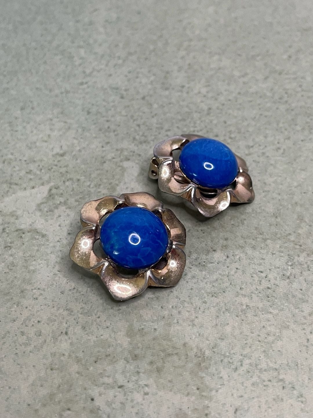 Vintage Flower Clip-On Earrings Blue Cabochon Gold Tone 3