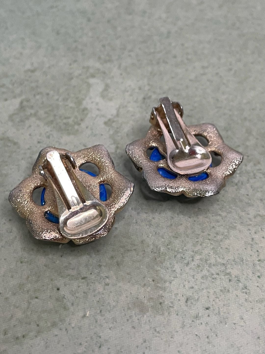 Vintage Flower Clip-On Earrings Blue Cabochon Gold Tone 4