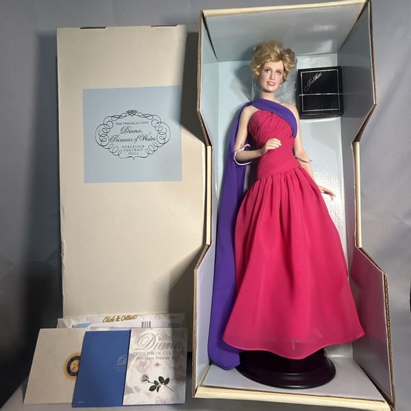 FRANKLIN MINT DIANA PRINCESS OF CULTURE FUSHIA CHIFFON SARI GOWN PORCELAIN DOLL