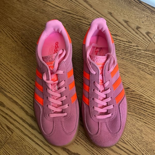 NWOT NEVER WORN adidas Gazelle Indoor Sneakers Pink Orange Gum Sole
