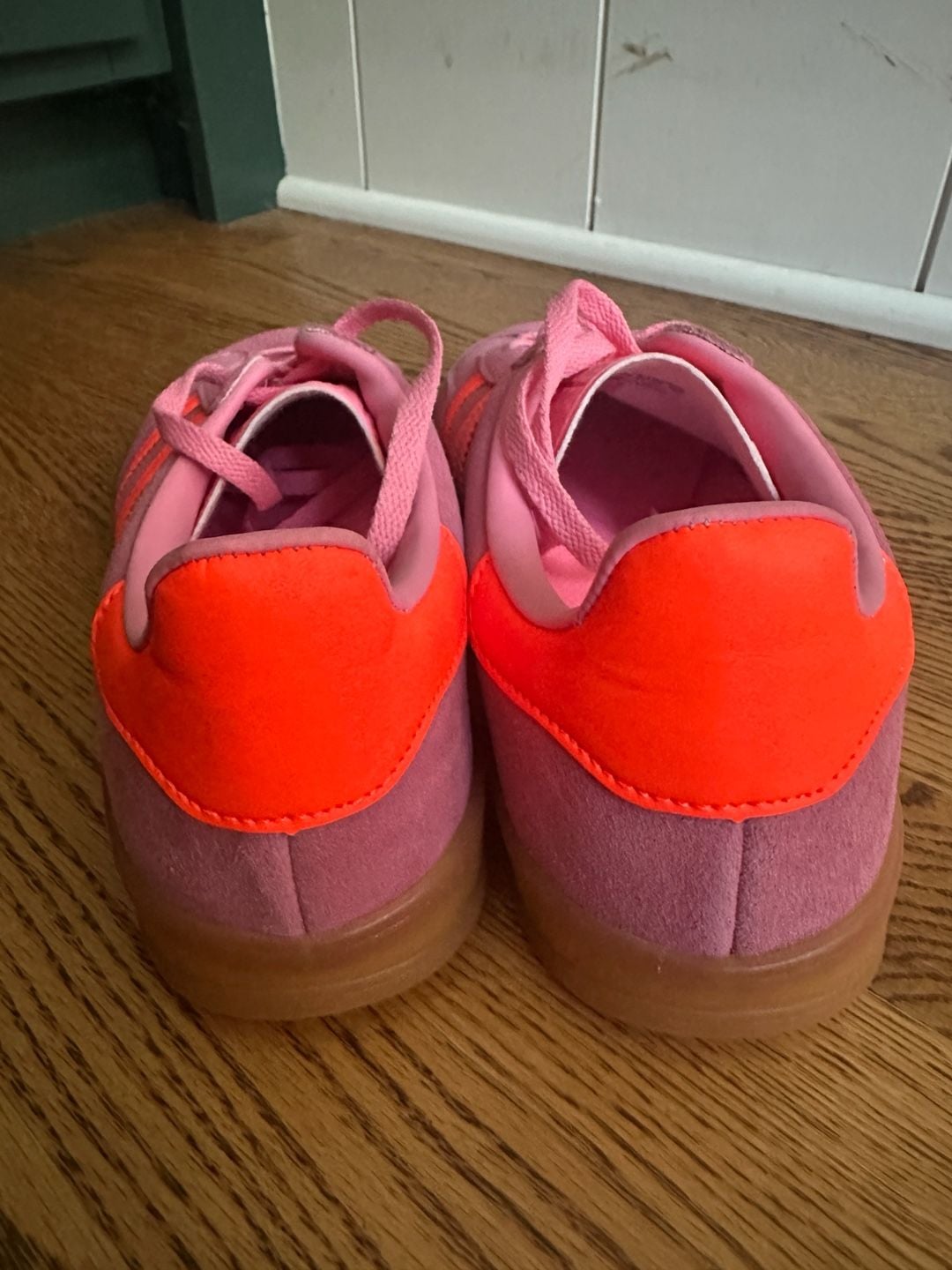 NWOT NEVER WORN adidas Gazelle Indoor Sneakers Pink Orange Gum Sole 7