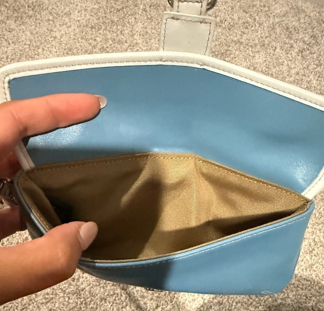 Vintage Coach Blue White Leather Wristlet Buckle Detail 4