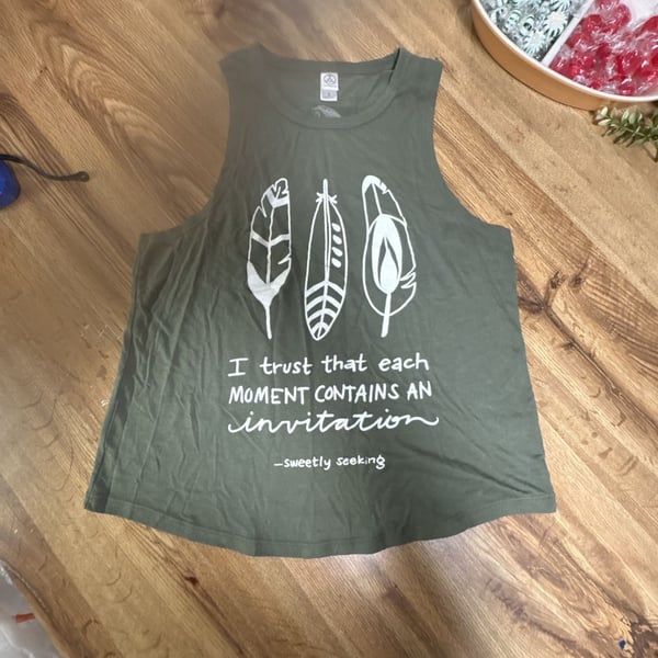 Alternative Tank Top Size S Green Feather Graphic Sweetly Seeking