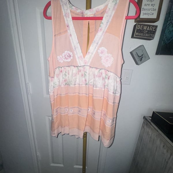 POL Floral Embroidered Size L Peach Tank Top