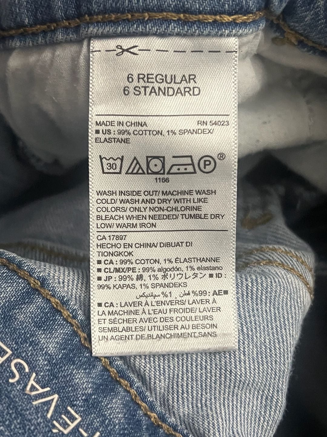 Old Navy Mid-Rise Wow Boot-Cut Jeans Size 6 Regular Blue Denim 7