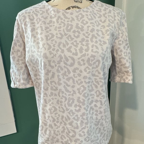 Banana Republic Short Sleeve Top Size S Grey Leopard Print