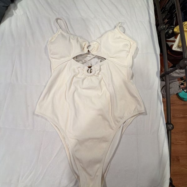 Shade & Shore One-Piece Swimsuit Size L White Ribbed Ring Front