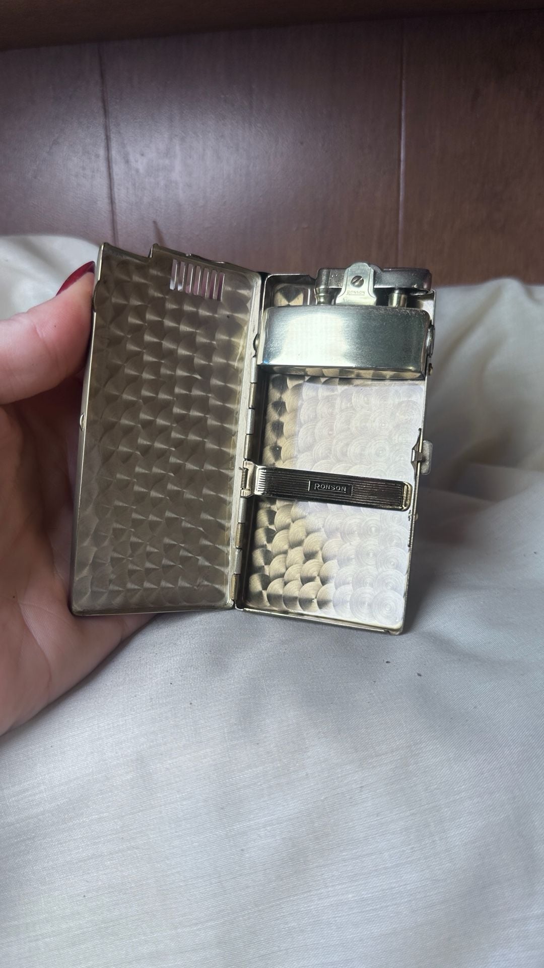 Ronson Vintage Gold Tone Cigarette Case Lighter with Leaf Design 4