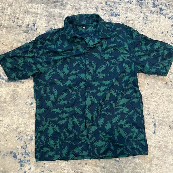 Uniqlo Short Sleeve Button Down Shirt Size M Green Leaf Print