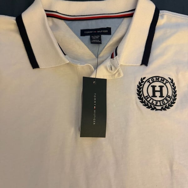 Tommy Hilfiger Polo Shirt Size XL White Tipped Crest Logo
**BOYS XL**