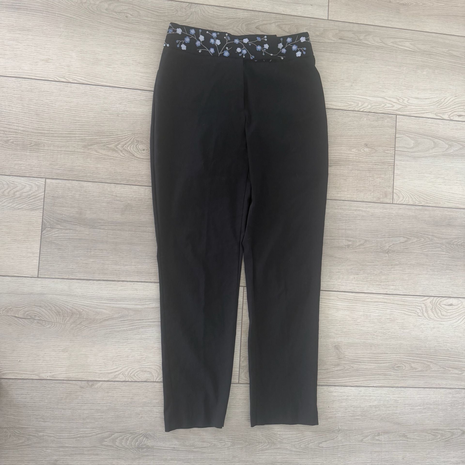 Express World Brand Stretch Pants Size 3/4 Black Floral Embroidered Waist 2