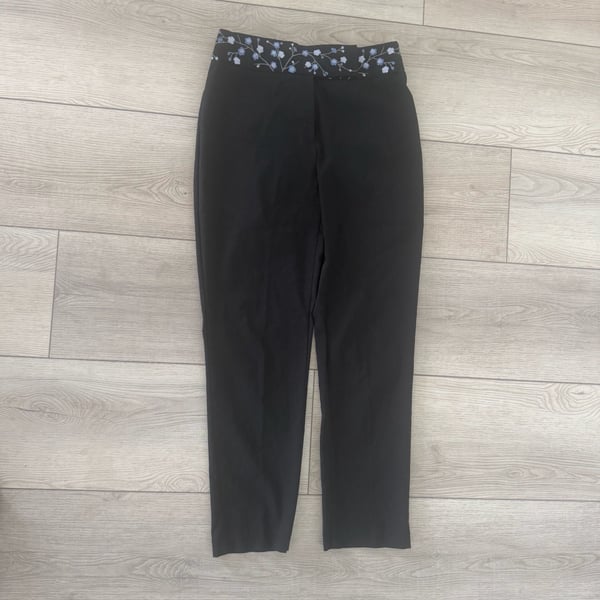 Express World Brand Stretch Pants Size 3/4 Black Floral Embroidered Waist