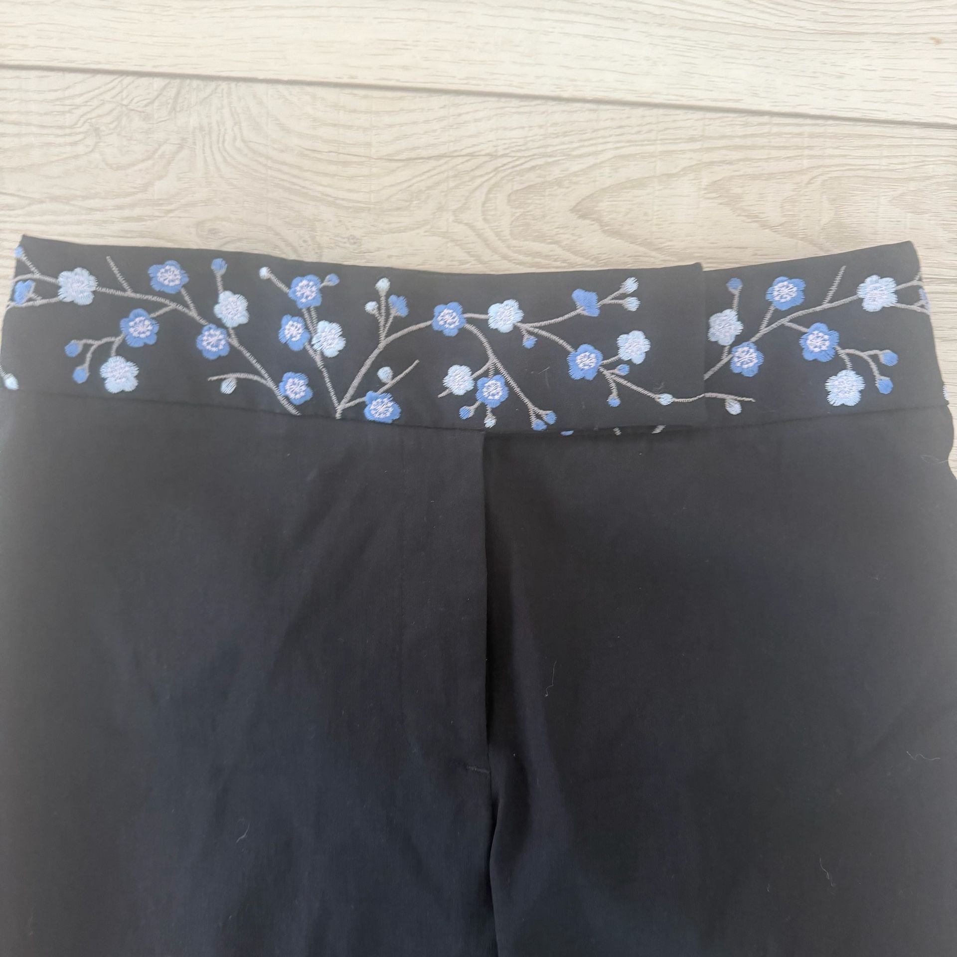 Express World Brand Stretch Pants Size 3/4 Black Floral Embroidered Waist 3