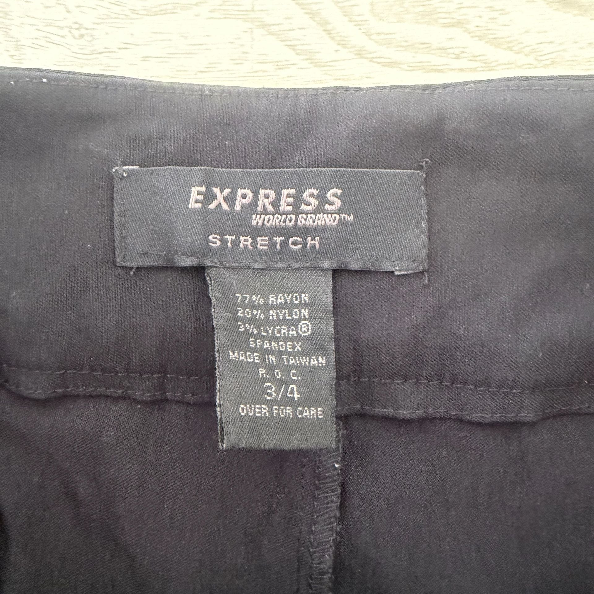 Express World Brand Stretch Pants Size 3/4 Black Floral Embroidered Waist 4