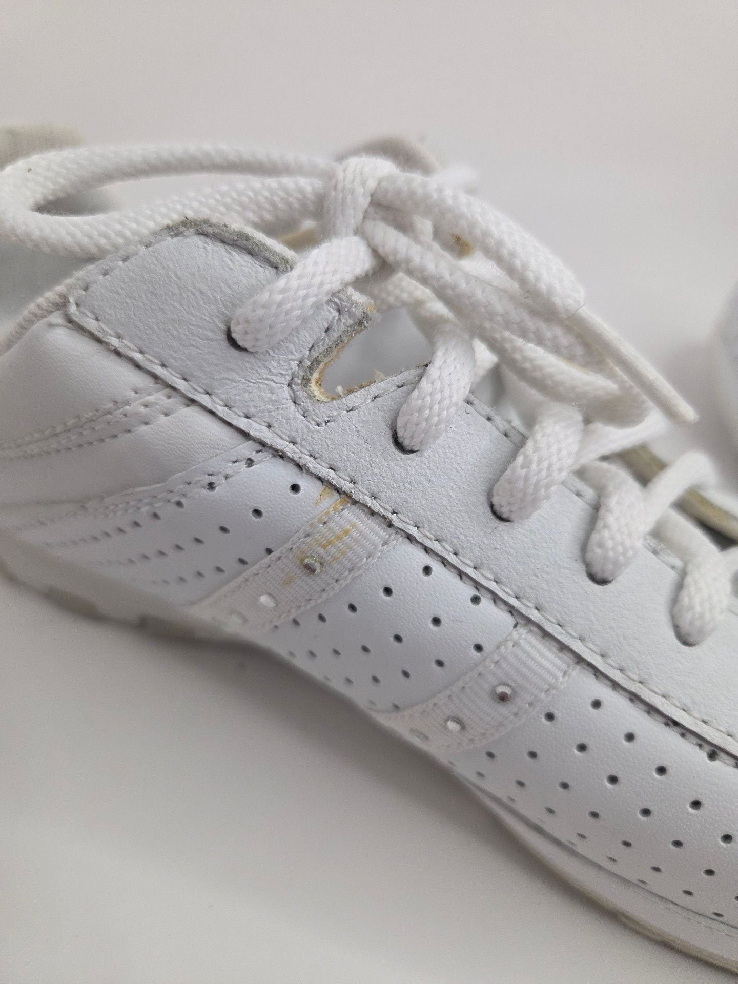 Skechers White Leather Sneakers 9