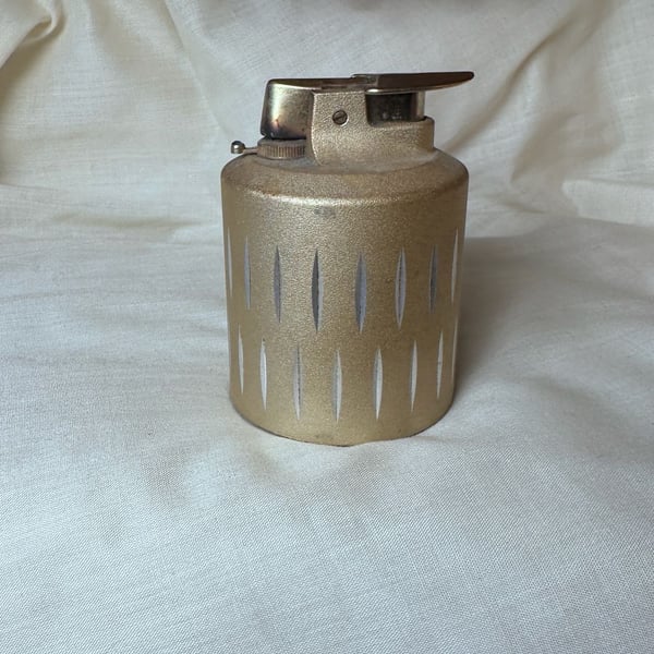 Ronson Varaflame Venus Table Lighter Gold Tone Vintage MCM
DOES NOT WORK
Sold As Is