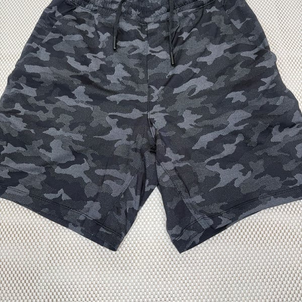 Lululemon Pace Breaker 9" Lined Shorts Men's Size M Variegated Mesh Camo Black