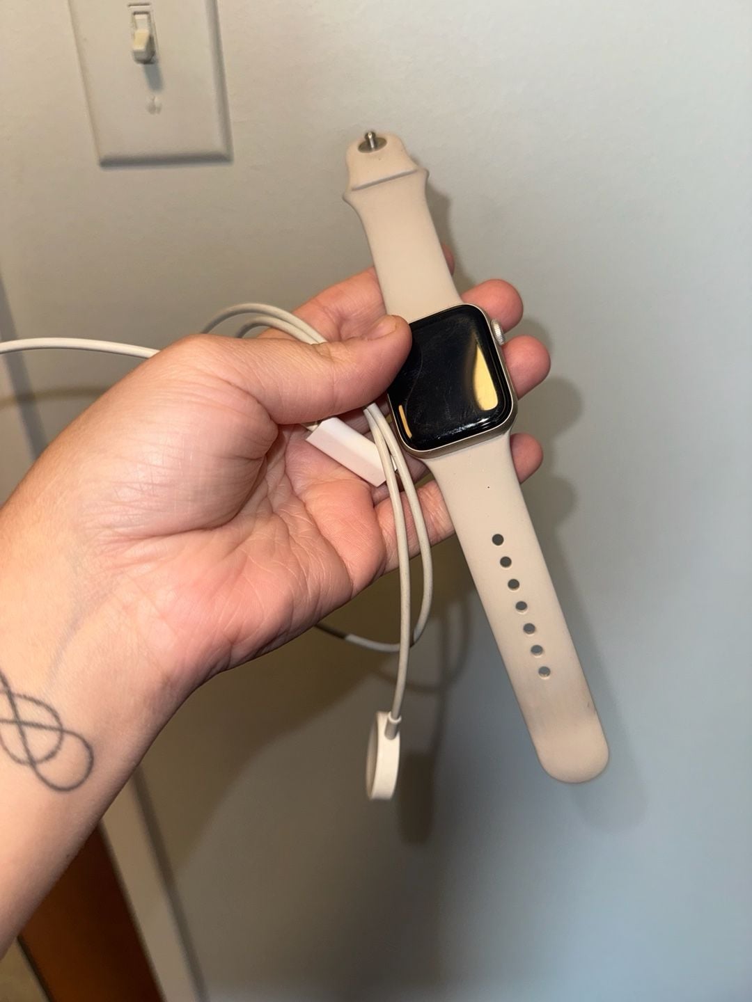Apple Watch SE Size 40mm Starlight Aluminum Case with Sport Band 1