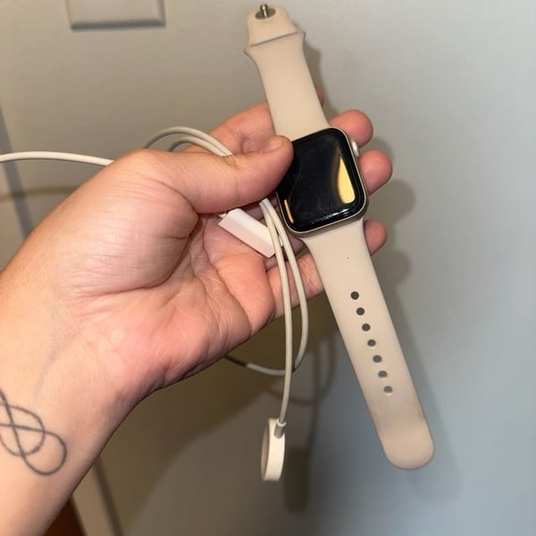 Apple Watch SE Size 40mm Starlight Aluminum Case with Sport Band