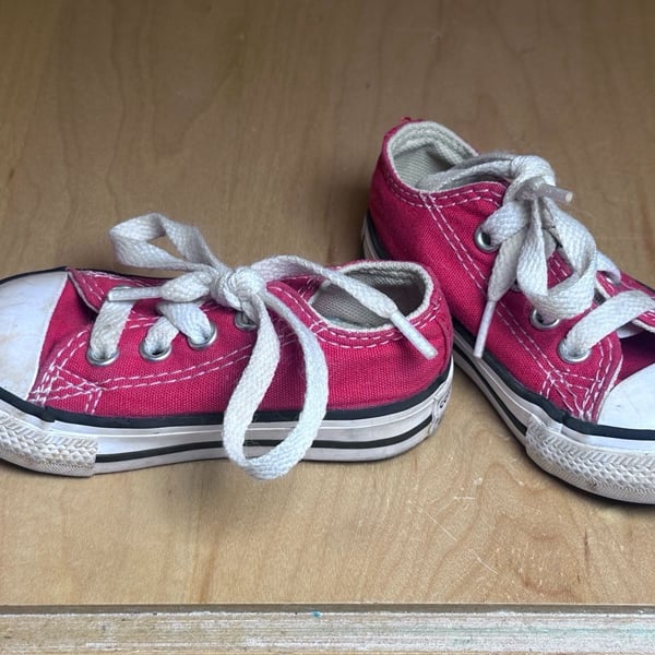 Converse Chuck Taylor All Star Low Top Size 4 Pink Canvas Sneakers