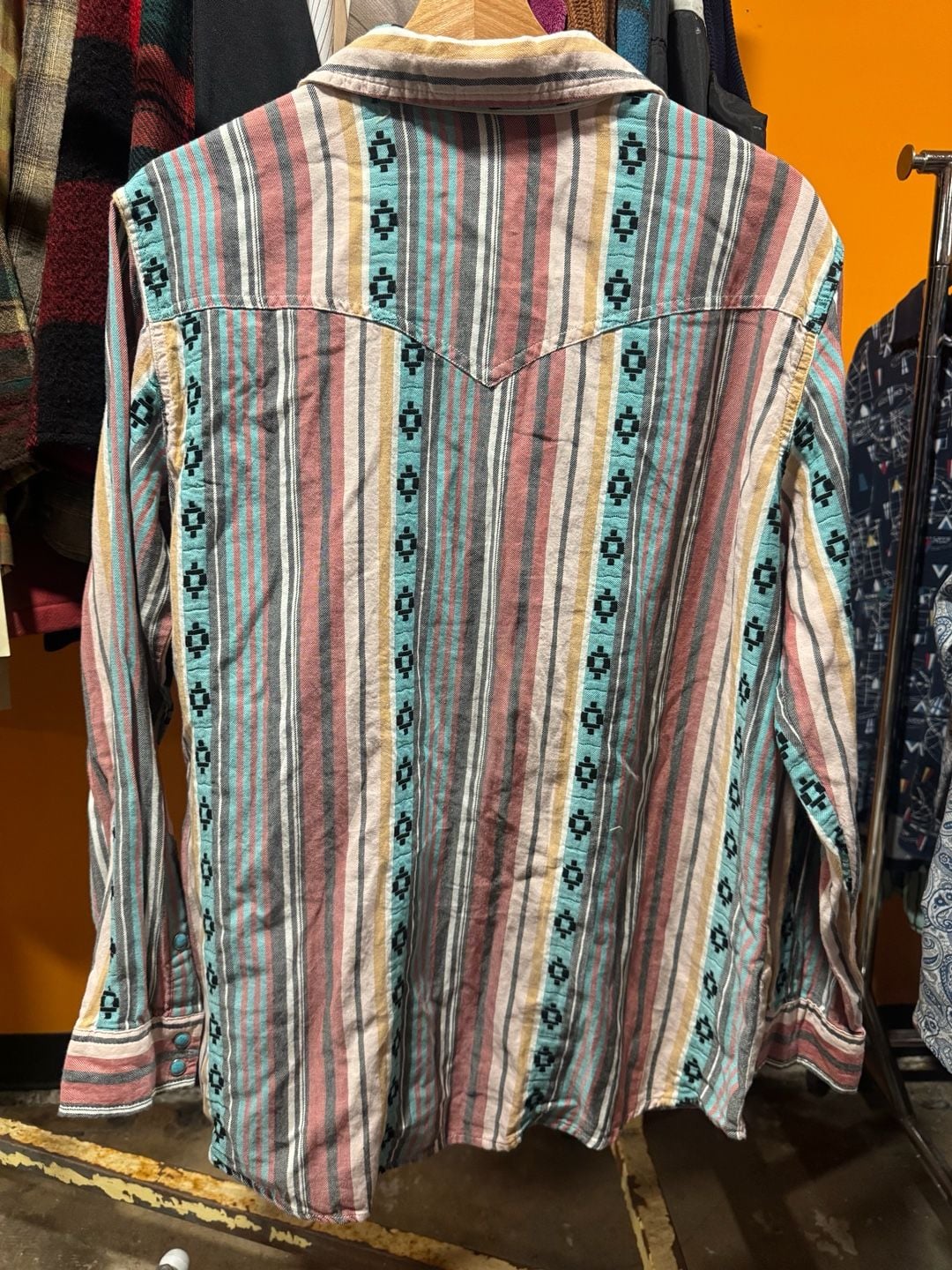 Wrangler Retro Southwestern Aztec Snap Shirt Size Medium Pink Blue Stripe 4
