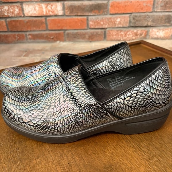 Savvy Brandy Nursing Clogs Size 11M Silver Black Slip Resistant