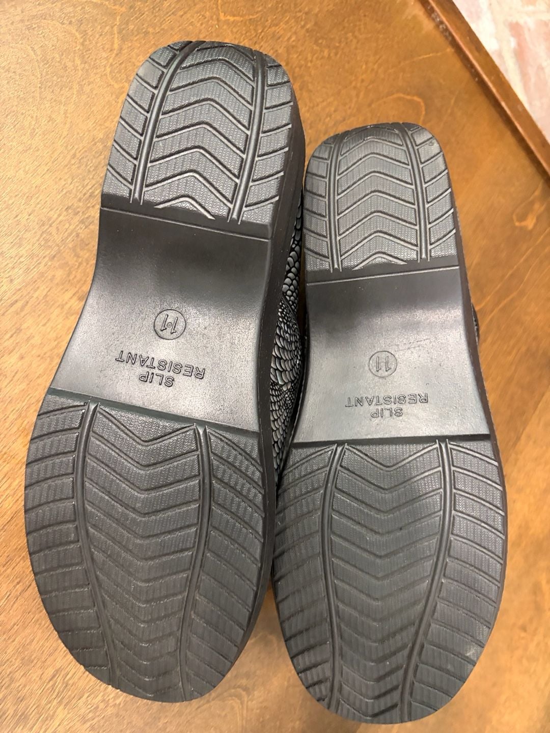Savvy Brandy Nursing Clogs Size 11M Silver Black Slip Resistant 6