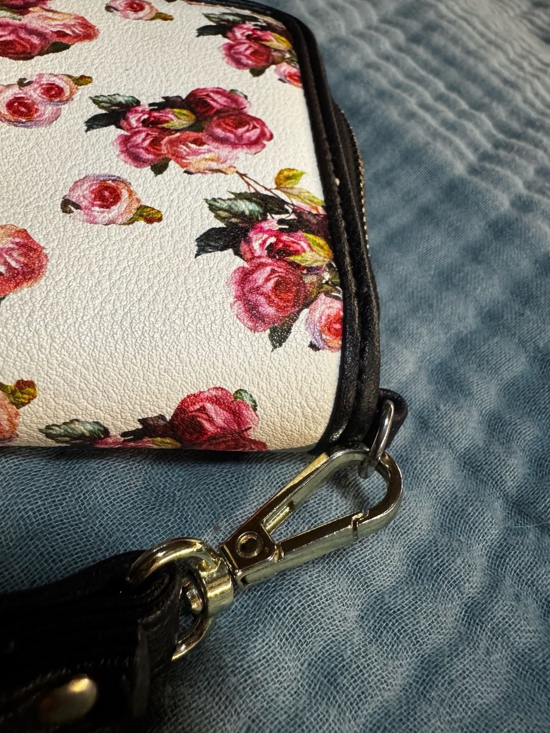 Juicy Couture Rose Print White Zip Around Wallet Wristlet 6